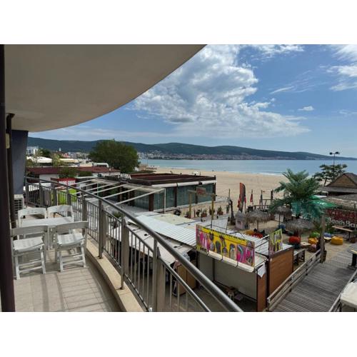 Spacious Beachfront Apartment - Kaya