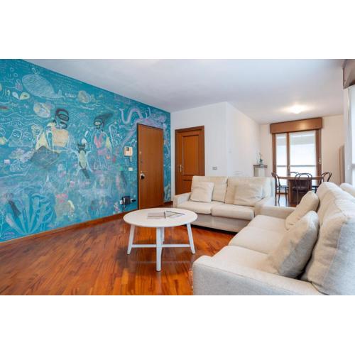 Spacious bright apartment near city center and Como lake with air conditioning