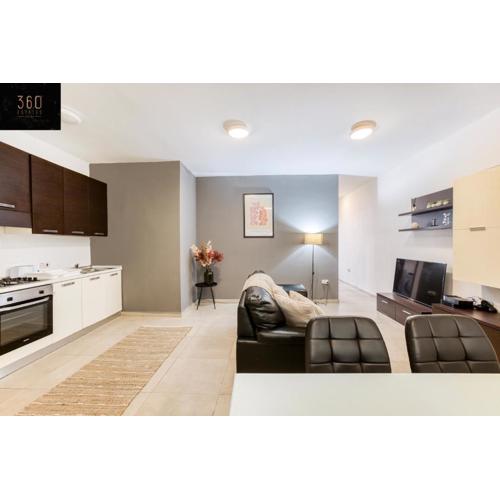 Spacious central 2BR, just off UNI & Hospital & WIFI by 360 Estates