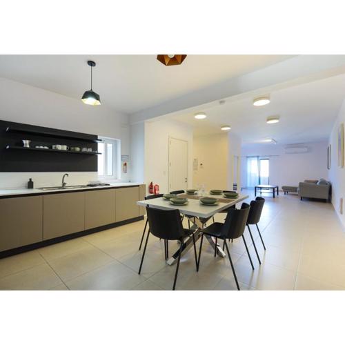 Spacious & Central 3BD Apartment with Front Balcony - Close to Sliema, St Julians, Valletta