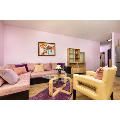 Spacious Central Apt by Stefanie / close to MU