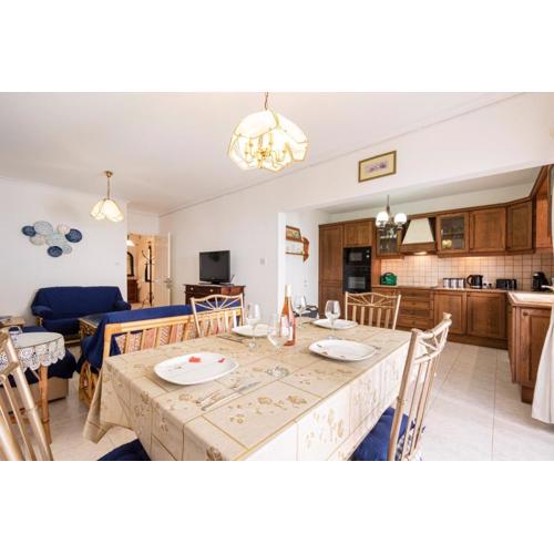 Spacious & Comfy Seaside Flat