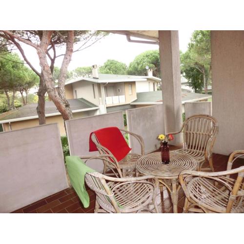 Spacious flat with fenced garden and fireplace