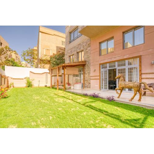 Spacious Garden Duplex near JW Marriott