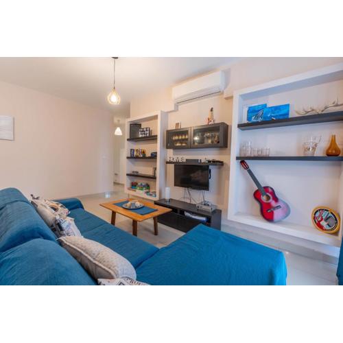 Spacious Home with Balcony BBQ & Games - Sleep 6 by QuickTrips