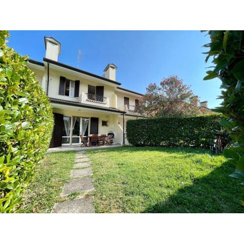 Spacious house for 6 with pool and garden