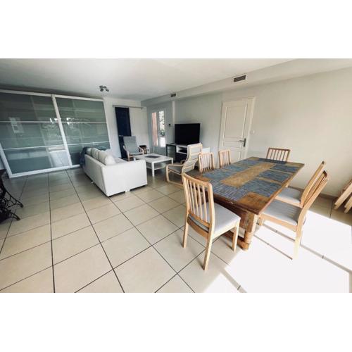Spacious house with large garden and swimmingpool