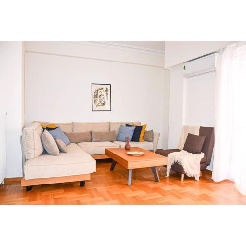 Spacious Modern Apartment in Pagkrati