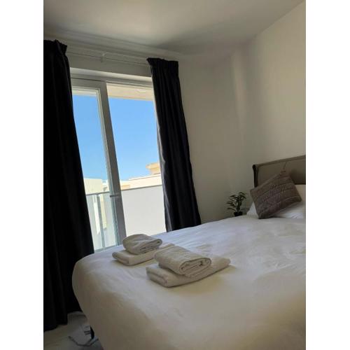 Spacious New 1 Bed with Balcony