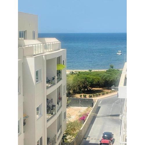 spacious one bedroom apartment by the beach and near st julians