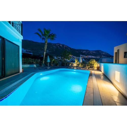 Spacious & private 4-bedroom villa with sea views, centrally located
