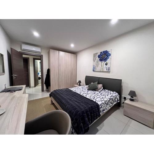 Spacious Private Room with a shared bathroom -Shared Flat