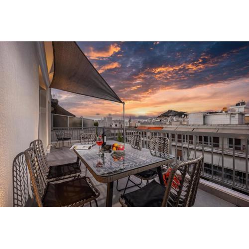 Spacious Rooftop Apt in Central Athens with Sunset Balcony