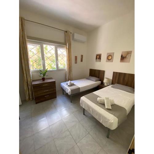 Spacious room with 2 single beds shared bathroom, st Julians