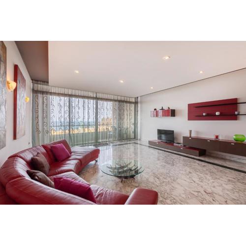 Spacious Seafront APT with Living, Sofa, WIFI & AC by 360 Estates