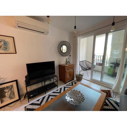 Spacious seaview Sliema Apt, steps from Valletta Ferry