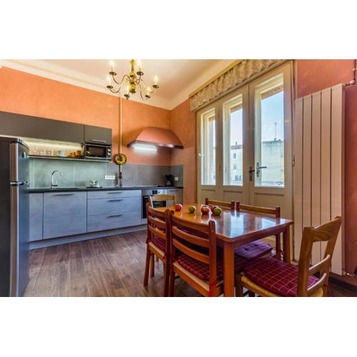 Spacious & Smart Center Apartment
