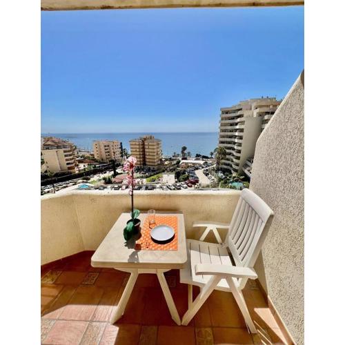 Spacious Studio in Benalbeach with sea views