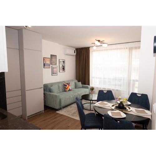 Spacious Stylish 2BDR Central