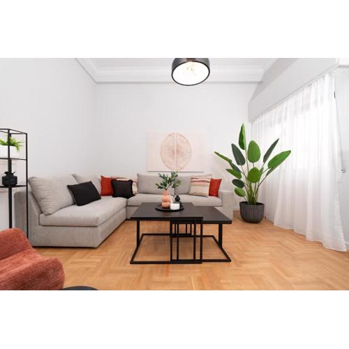 Spacious & Stylish Athens Apartment - Walk to Metro