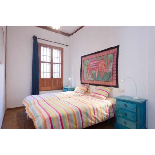 Spacious Sunny and Quiet Albayzin Apartment