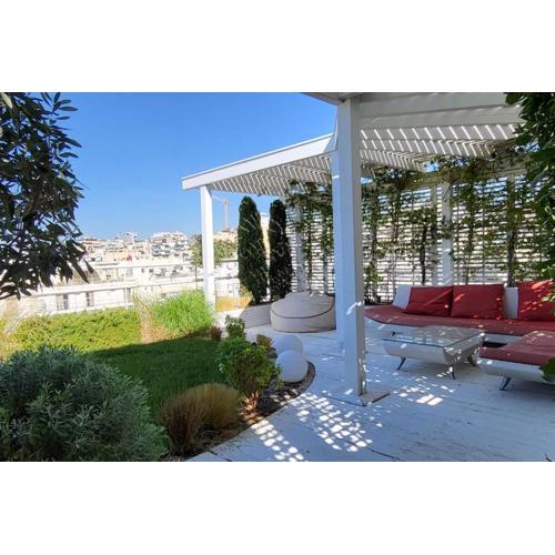 Spacious top flat with panoramic rooftop