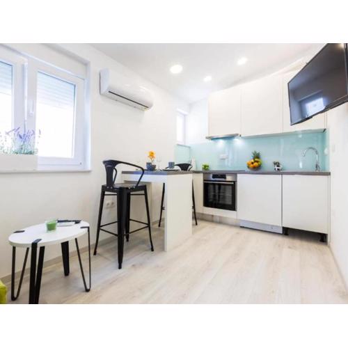 Spacious Two sis Apartments in Zadar with Terrace Studio Apartment 1