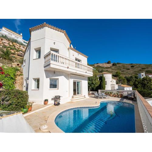 Spacious villa in Costa Brava
