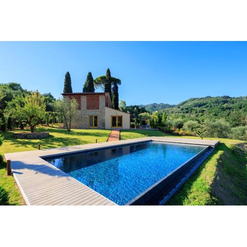 Spacious Villa in Tuscan Countryside