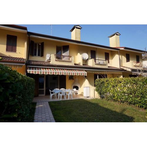 Spacious villa with private garden and shared pool