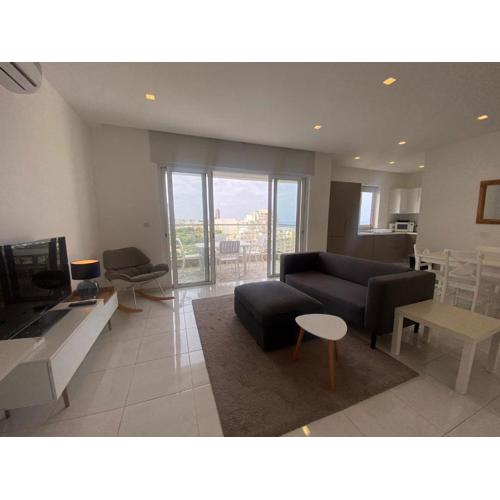 Spectacular Distant Seaview Apt