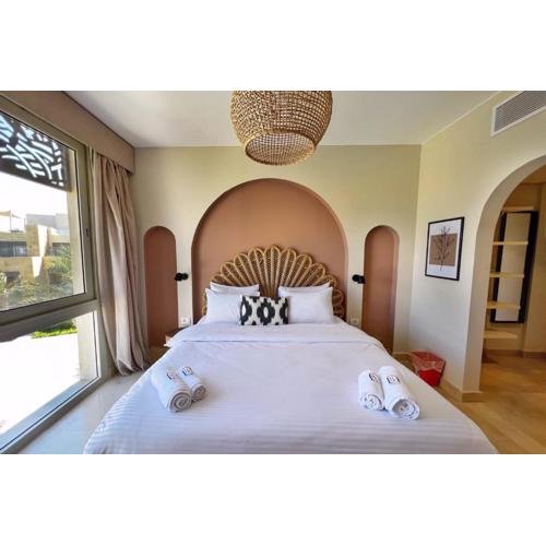 Spectacular & Soaring 2 BDR w Private Rooftop Jacuzzi & Beach Access