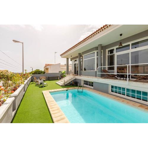 SPECTACULAR VILLA PARKiNG POWERFUl WiFi SEAViEW