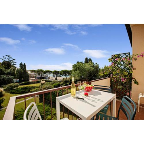 Spiaggia Azzurro -lakeside with terrace - Happy Rentals