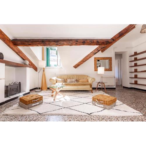 Spianata di Castelletto, 5-Bed Elegant Attic in the Historic Center of Genoa