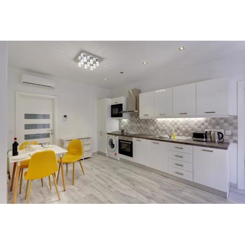 Splendid Apartment, Steps Away from the Sea