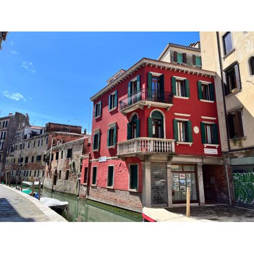 Splendid “True Venice Apartment” overlooking water
