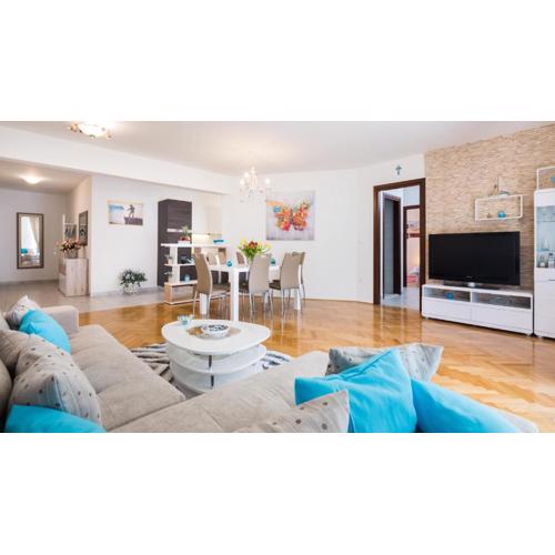 SPLIT APARTMAN free private garage