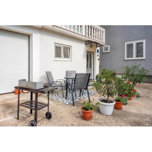 Split Private House - Terrace, Free Parking & Comfort