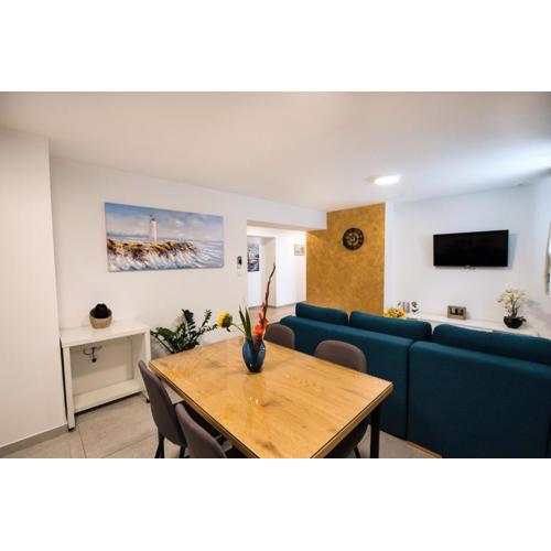 SplitLux Modern Apartment Split