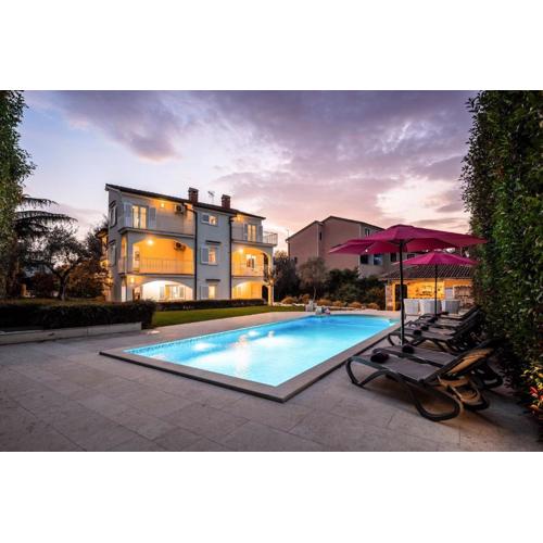 Standnahe Villa Mit Pool, Meerblick Und Pool
