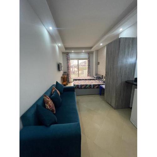Steps from Beach & Near Airport Furnteched, Kitchenette, full APT Free WIFI