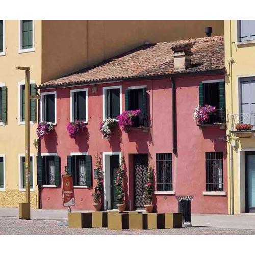 Storico alloggio fronte piazza in Borgo Portello