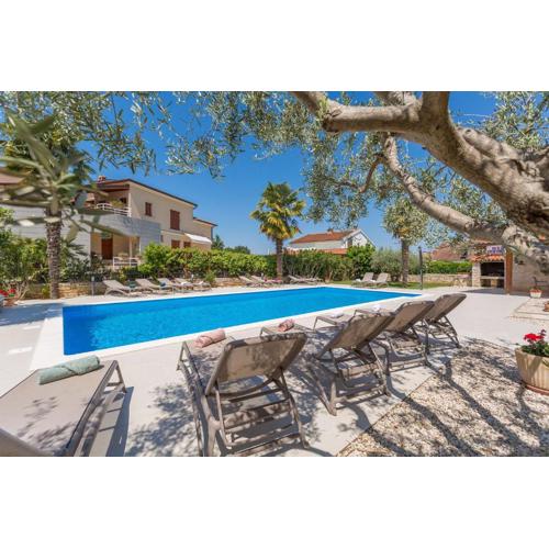Strandnahes Apartment mit 60m2 grossem Pool, BBQ, Liegen, nur 800 Meter zum Strand