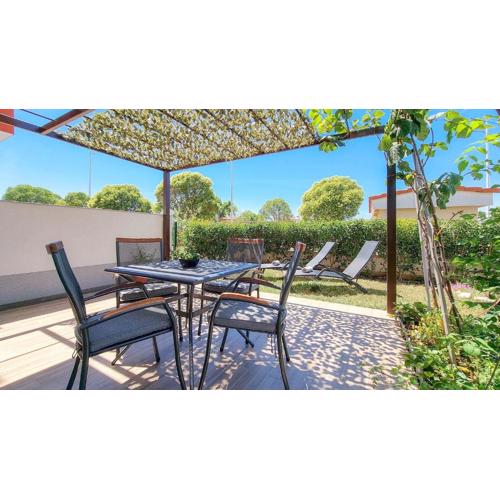 Strandnahes Apartment mit Meerblick, mediterranem Garten, Liegen, Waschmaschine