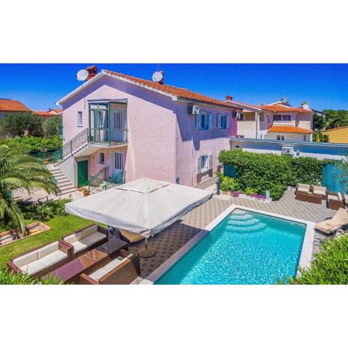 Strandnahes Haus mit Terrasse und Pool