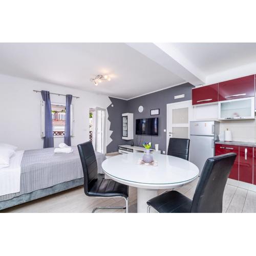 Studio Apartment Feather