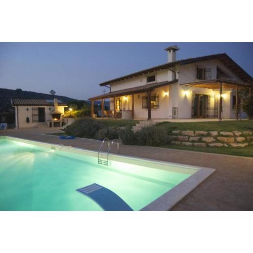Studio apartment in countryside villa with swimming pool