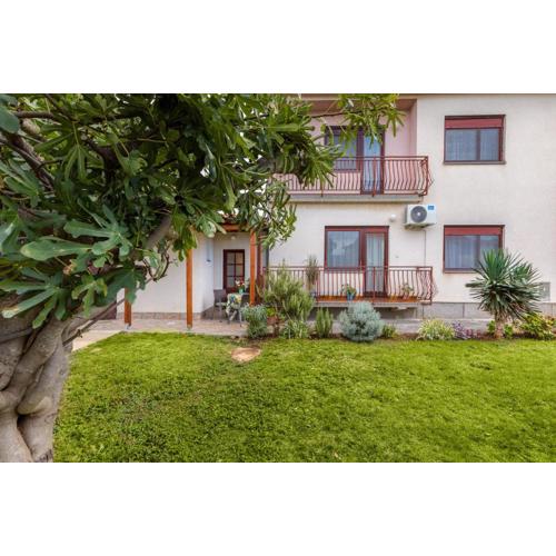 Studio Apartment Luciano in a Quiet Location with Parking and a Yard
