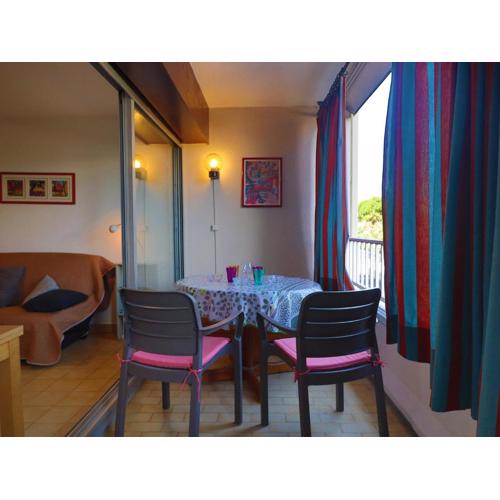 Studio cabine 25m² à Sète avec loggia, exposition est et parking sécurisé à proximité de la plage. - FR-1-472-122